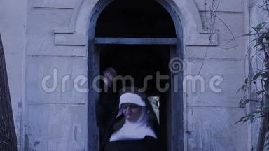 僵尸修女。 穿着修女服装的魔鬼女人在寺庙里走来走去。 万圣节