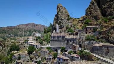 从空中俯瞰彭塔蒂洛小村庄，教堂和废弃村庄的废墟，卡尔瓦里奥山上的希腊殖民地，他们的村庄