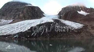 斯瓦尔巴德北冰洋水上的山脉背景上的冰浮。