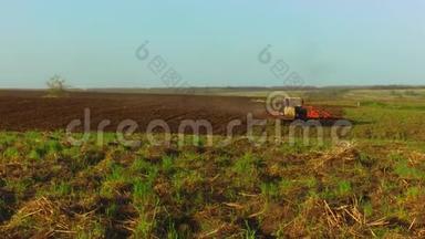 农民在拖拉机上耕田稳耕农业，俄罗斯在播种机上耕作土地