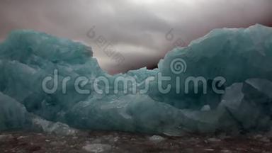 斯瓦尔巴山脉背景下<strong>北冰洋</strong>的冰山。