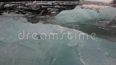 斯瓦尔巴的<strong>北冰洋</strong>水中的冰。