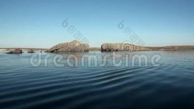 新地球瓦伊加奇岛北冰洋水面之间的石岩。