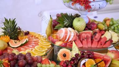 不同的新鲜水果在婚礼<strong>自助</strong>餐桌上。 水果和浆果婚礼桌装饰。 <strong>自助</strong>接待水果