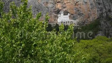 黑山的奥斯特罗修道院。 岩石中独特的修道院