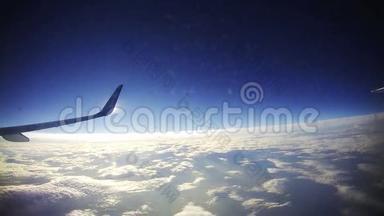 从云层上方的飞机窗口观看