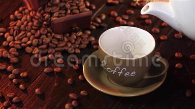 木桌上茶托上的小杯子里的浓缩咖啡