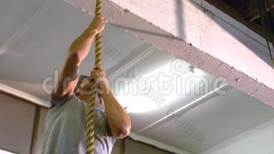在健身房里安装人攀爬绳