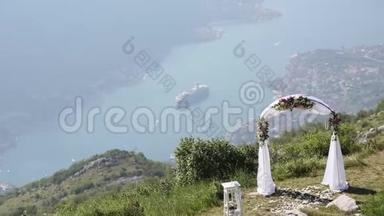 山里的婚礼。 婚礼拱门的仪式