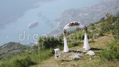 山里的婚礼。 婚礼拱门的仪式