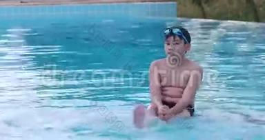 快乐的亚洲男孩在游泳池里玩耍。
