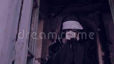 僵尸修女。 穿着修女服装的魔鬼女人在寺庙里走来走去。 万圣节