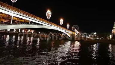 晚上靠近克里姆林宫的石桥--俄罗斯莫斯科最受欢迎的景色