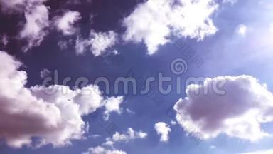 白云在蓝天上的烈日下消失了.. 延时运动云蓝天背景.. 蓝天。 云云