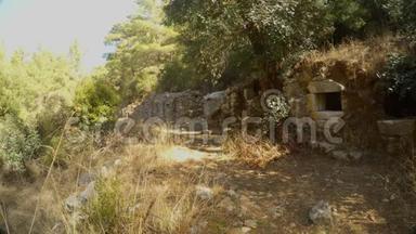 罗马墓葬或储藏设施的废墟，2000年历史的奥利姆波斯莱西亚市，莱西亚小道，马库斯奥雷利乌斯