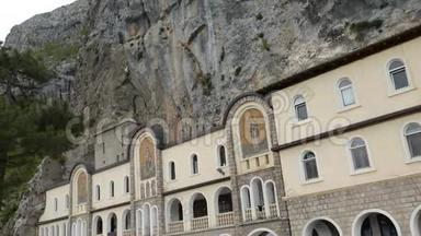 黑山的奥斯特罗修道院。 岩石中独特的修道院