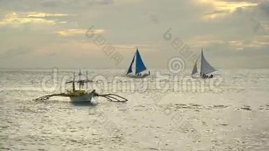 在蔚蓝的大海上航行。 菲律宾长滩岛。
