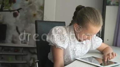 年轻女孩拿着一台数码平板电脑
