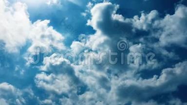 白云在蓝天上的烈日下消失了.. 延时运动云蓝天背景.. 蓝天。 云云