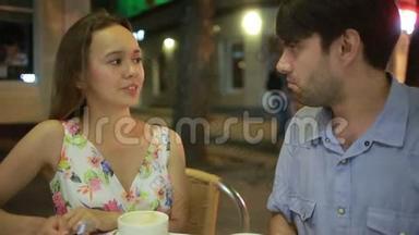 一对情侣在户外咖啡馆<strong>谈恋爱</strong>。 男人和美女约会