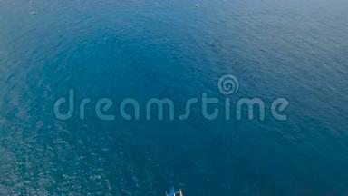 在<strong>蔚蓝</strong>的<strong>大海</strong>上航行。 菲律宾长滩岛。