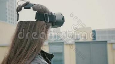 布吕内特的女孩子挥舞着头发，在屋顶上使用虚拟现实眼镜。 4k