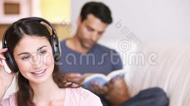 年轻放松的女人听音乐