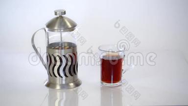 透明茶壶配茶和白底热茶杯