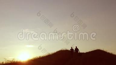 人们成群结队的游客走在一座夕阳下的旅游剪影山上。慢视频旅游团