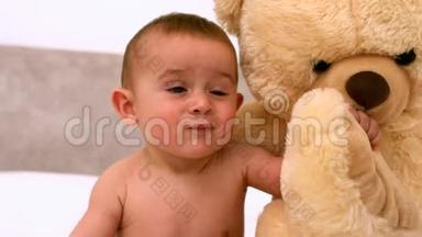 可爱的宝宝和泰迪熊在床上