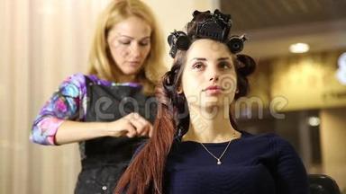 在美容院的时间。 年轻女子在美容院，理发师给漂亮模特做发型