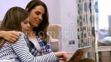 母亲和女儿在<strong>家</strong>里使用<strong>数码</strong>平板电脑