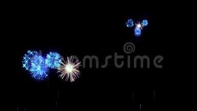 蓝色烟花作为节日的背景，如新年，圣诞节或其他节日。 美丽的<strong>鞭炮</strong>表演