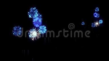 蓝色烟花作为节日的背景，如新年，圣诞节或其他节日。 美丽的鞭炮表演