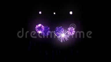 紫罗兰烟花作为新年、圣诞节或其他庆祝活动的节日背景。 美丽的鞭炮表演
