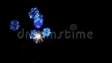 蓝色烟花作为节日的背景，如新年，圣诞节或其他节日。 美丽的鞭炮表演