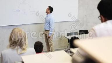 学生和老师在白板上讲课