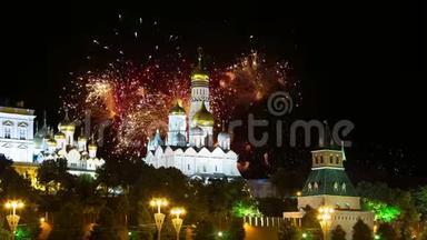 在<strong>克里姆林</strong>宫、莫斯科、俄罗斯上空燃放烟花-莫斯科最受欢迎的景色。