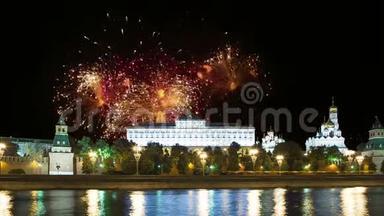 在克里姆林宫、莫斯科、俄罗斯上空燃放烟花-莫斯科最受欢迎的景色。