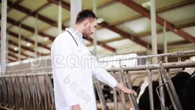 奶牛场奶牛场里有奶牛的兽医