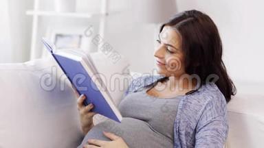 快乐的孕妇在家看书