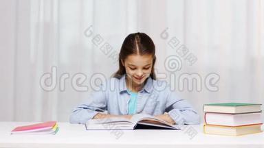 快乐的学校女孩在家读书或<strong>课本</strong>