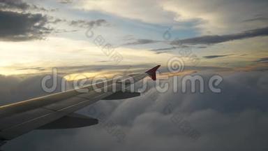 从<strong>飞机上</strong>看到的。 <strong>飞机</strong>在云层中飞行。 航空旅行概念