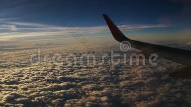 从飞机上看到的。 飞机在云层中飞行。 航空旅行概念