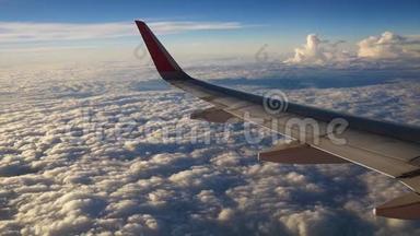 从<strong>飞机上</strong>看到的。 <strong>飞机</strong>在云层中飞行。 航空旅行概念
