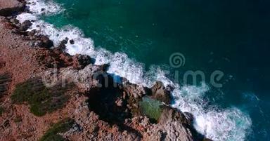 蔚蓝的大海，海浪在岸边的悬崖上破浪前进