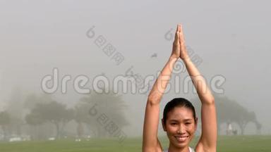 微笑运动的女人做瑜伽