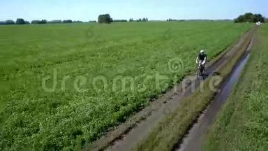 人在<strong>农村公路</strong>上骑自行车.. 空中景观