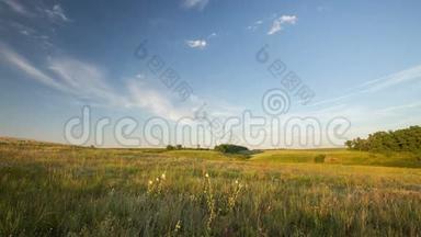云彩在夏天的形成和运动，在唐的草原上一望无际的绿色草地。