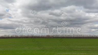 俄罗斯，时间流逝。 <strong>早春</strong>在唐的大草原上，云在冬小麦的田野上移动。
